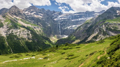 Bing wallpaper July 25, 2020. Vue panoramique de la cascade de Gavarnie dans les Pyrénées françaises (© Bartek Naprawa/Getty Images)