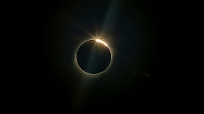 Bing wallpaper December 13, 2020. Le soleil caché par la lune lors de l’éclipse totale de La Higuera, Chili, le 2 juillet 2019 (© AP Photo/Esteban Felix)