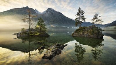 Bing wallpaper March 9, 2021. ｢ベルヒテスガーデン国立公園のヒンター湖｣ドイツ, バイエルン州 (© Offset by Shutterstock)