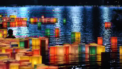 Bing wallpaper August 5, 2023. 原爆ドーム前元安川のとうろう流し, 広島県 広島市 (© Anadolu Agency/Getty Images)