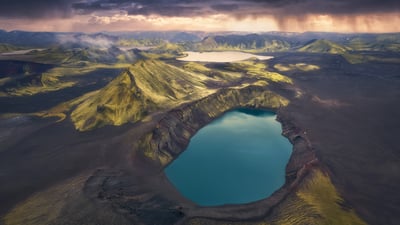 Bing wallpaper June 6, 2026. Lago del cratere Hnausapollur, riserva naturale di Fjallabak, Islanda (© Juan Maria Coy Vergara/Getty Images)