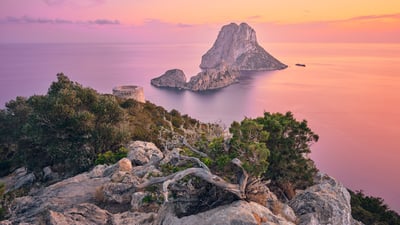Bing wallpaper February 9, 2026. Es Vedrà et Es Vedranell, Ibiza, Espagne (© L. Apolli/Getty Images)