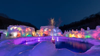 Bing wallpaper January 30, 2026. ライトアップされた氷像, 北海道 千歳市 (© Hide's photos/Shutterstock)