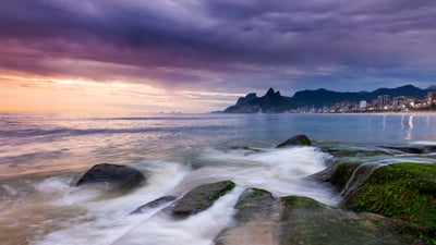 Bing wallpaper June 21, 2024. Pôr do sol na praia de Ipanema, Rio de Janeiro, Brasil. Vista para as praias de Ipanema e Leblon, Morro Dois Irmãos e Pedra da Gávea (© Anton Petrus/Getty Images)