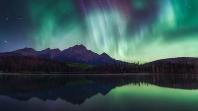Bing wallpaper October 17, 2025. Northern lights over Patricia Lake in Jasper National Park, Alberta (© Daniel Viñé Garcia/Getty Images)