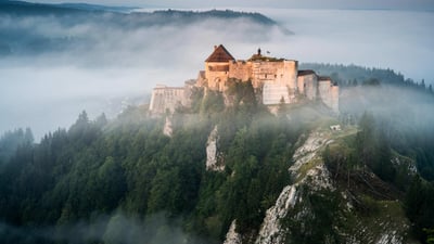 Bing wallpaper March 21, 2021. ｢シャトー・ド・ジュー｣フランス, ジュラ山脈 (© Ivoha/Alamy)