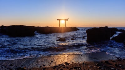 Bing wallpaper December 31, 2021. 神磯の鳥居, 茨城 大洗 (© Pigprox/Shutterstock)