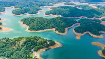 Bing wallpaper July 3, 2024. Dam, lake and mountains in Kerala (© Pranavan Shoots/Shutterstock)
