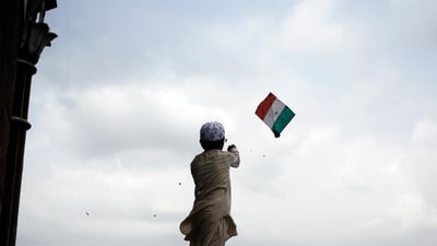 Bing wallpaper August 14, 2019. A boy flies a tricoloured kite at Jama Masjid, Delhi (© REUTERS/Anindito Mukherjee)