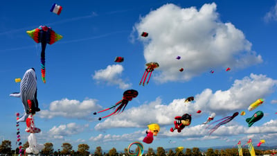 Bing wallpaper August 15, 2025. Cerfs-volants dans le ciel de Fréjus, Var, Provence-Alpes-Côte d’Azur (© ICHAUVEL/Getty Images)