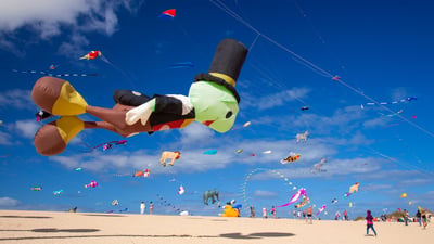Bing wallpaper November 9, 2025. Festival Internacional de Cometas de Corralejo, La Oliva, Fuerteventura, Las Palmas, Canarias, España (© Tamara Kulikova/ShutterStock)