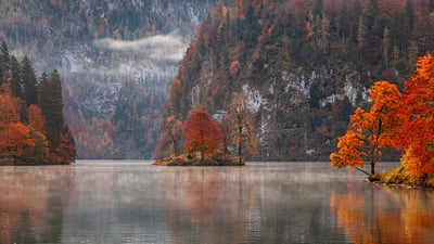 Bing wallpaper November 16, 2023. Königssee im Herbst, Berchtesgaden, Bayern (© rusm/Getty Images)
