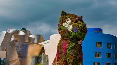 Bing wallpaper October 17, 2019. ｢ジェフ・クーンズのパピー｣スペイン, ビルバオ・グッゲンハイム美術館 (© Martin Child/Aurora Photos)
