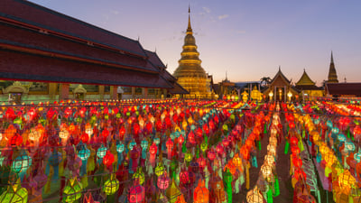 Bing wallpaper November 5, 2025. Lanterne colorées au temple de Wat Phra That Hariphunchai, Lamphun, Thaïlande (© MR. ANUJAK JAIMOOK/Getty Images)