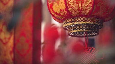 Bing wallpaper February 14, 2022. 成都街头的红灯笼，中国四川省（© kiszon pascal/Moment/Getty Images）