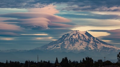 Bing wallpaper March 23, 2020. Lenticular clouds over Mount Rainier, Washington (© Delrious/Shutterstock)