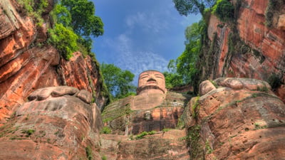 Bing wallpaper November 21, 2025. Grand Bouddha de Leshan, Sichuan, Chine (© www.anotherdayattheoffice.org/Getty Images)