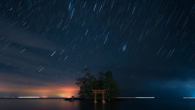 Bing wallpaper July 6, 2021. ｢恋路海岸の弁天島｣石川県, 能登町 (© Lucia Terui/Getty Images)