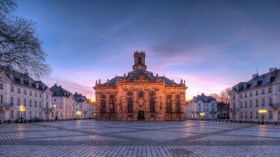 Bing wallpaper March 26, 2022. Ludwigskirche in der Abenddämmerung, Saarbrücken, Saarland (© Madlen Steiner/Adobe Stock)
