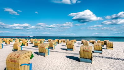 Bing wallpaper May 4, 2026. Strandkörbe am Ostseestrand von Grömitz, Schleswig‑Holstein (© Sabine Lubenow/Image Professionals GmbH/Alamy)