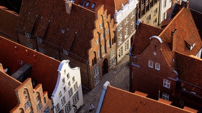 Bing wallpaper April 26, 2025. Vogelperspektive auf Giebelhäuser, Große Petersgrube, Lübeck, Schleswig-Holstein (© H & D ZIELSKE/Image Professionals GmbH/Alamy Stock Foto)