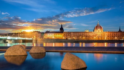 Bing wallpaper April 12, 2024. Vue nocturne depuis le Rhône sur la ville de Lyon avec le Grand Hôtel-Dieu et la cathédrale de Fourvière, France (© Frédéric Prochasson/Getty Images)