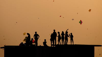Bing wallpaper January 14, 2024. Kite flying in Ahmedabad during the last hour of Uttarayan (© Saumil Shah - flickr.com/saumil/Getty images)