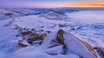 Bing wallpaper February 21, 2026. Mam Tor, Derbyshire, Angleterre (© john finney photography/Getty Images)