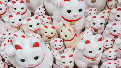 Bing wallpaper September 28, 2025. 豪徳寺の招き猫, 東京都 (© Maria S./Alamy Stock Photo)