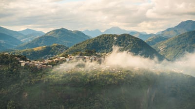 Bing wallpaper May 27, 2024. Parque Nacional Serra dos Órgãos em Petrópolis, Río de Janeiro (© MesquitaFMS/Getty Images)