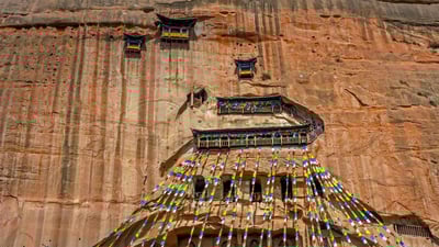 Bing wallpaper October 18, 2020. ｢馬蹄寺石窟｣中国, 甘粛省 (© Ana Flašker/Alamy)
