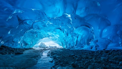 Bing wallpaper February 24, 2026. Grotte de glace du Glacier Mendenhall, Alaska, États-Unis (© Designpics/Adobe Stock)
