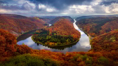 Bing wallpaper October 16, 2025. Blick auf die Saar im Herbst, Saarschleife, Mettlach, Saarland (© Sus Bogaerts/Getty Images)