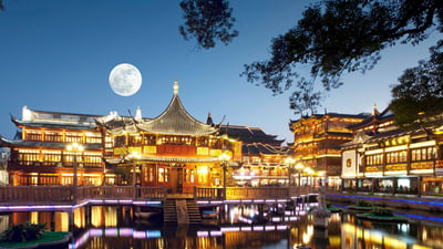 Bing wallpaper September 16, 2024. 月圆之夜的豫园，上海，中国 (© zyxeos30/Gettyimages)