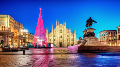 Bing wallpaper December 24, 2025. Albero di Natale, Piazza del Duomo, Milano, Lombardia (© Xantana/iStock/Getty Images Plus)