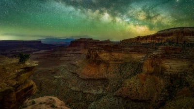 Bing wallpaper September 12, 2019. The Milky Way seen from Canyonlands National Park in Utah (© Cavan Images/Offset)
