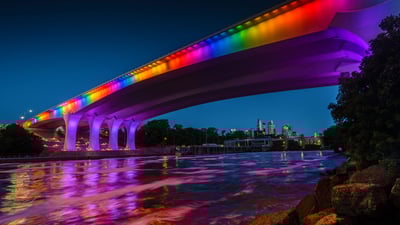 Bing wallpaper April 27, 2019. ｢I-35W ミシシッピ川橋のレインボー・ライトアップ｣米国ミネソタ州, ミネアポリス (© Riddhish Chakraborty/Getty Images)