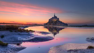 Bing wallpaper September 2, 2025. Abbaye du Mont Saint-Michel au crépuscule, Manche, Normandie (© Ilhan Eroglu/500px/Getty Images)