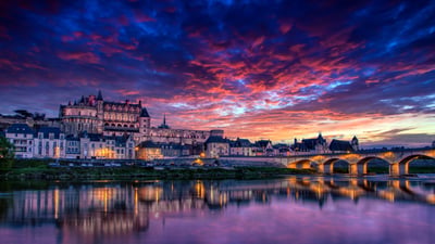 Bing wallpaper April 17, 2024. Château royal d'Amboise dans la vallée de la Loire, France (© iStock/Getty Images Plus/StockPhotoAstur)