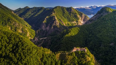 Bing wallpaper May 9, 2023. Poenari Castle on Mount Cetatea, Făgăraș Mountains, Romania (© porojnicu/Getty Images)