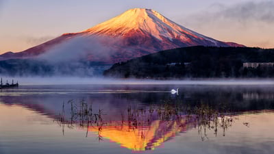 Bing wallpaper February 22, 2023. 水面に映る紅富士, 山梨 (© Nyoman Sundra/Getty Images)