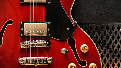 Bing wallpaper June 20, 2022. Guitare de jazz Aria de style Gibson 355 (© Claude thibault/Alamy)