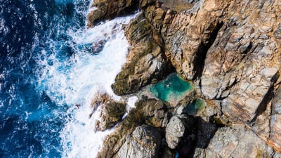 Bing wallpaper July 3, 2020. Piscine naturelle au nord-est de Saint Barthélemy, mer des Caraïbes, Antilles françaises (© dbimages/Alamy banque d’images)