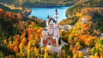 Bing wallpaper October 11, 2023. Schloss Neuschwanstein im Herbst, Schwangau, Bayern (© NNER/Shutterstock)