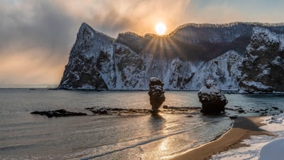Bing wallpaper December 31, 2025. えびす岩・大黒岩, 北海道 (© Ambling Images/Alamy)