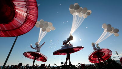 Bing wallpaper February 14, 2020. Performance d’artistes lors de la parade du carnaval de Nice en 2013 (© REUTERS/Eric Gaillard)