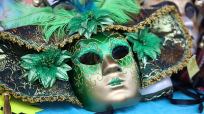 Bing wallpaper February 10, 2026. Détails d’un masque du Carnaval de Nice, Alpes-Maritimes (© litchi cyril photographe/Shutterstock)