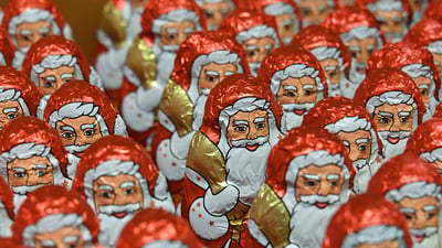 Bing wallpaper December 5, 2025. Schokoladennikoläuse in einem Supermarktregal (© hydebrink/Shutterstock)