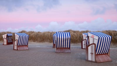 Bing wallpaper November 16, 2020. Strandkörbe im Abendrot am Nordstrand der Insel Borkum, Niedersachsen (© DEEPOL by plainpicture/Wilfried Wirth)