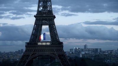 Bing wallpaper November 12, 2020. Le drapeau français flottant au centre de la Tour Eiffel, le 11 mars 2020, lors d’une cérémonie pour la première Journée nationale d’hommage aux victimes du terrorisme (© PHILIPPE LOPEZ/POOL/AFP via Getty Images)
